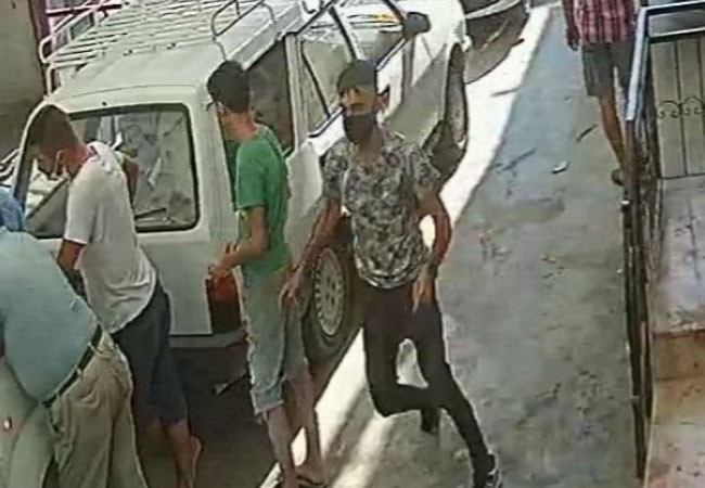 Çaldı, kaçarken bir araca çarptı, kutudaki parmak iziyle yakalandı