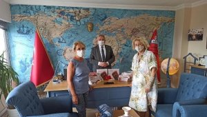 Çeşme'de iki ayrı gönüllü grubundan milli eğitime tablet bağışı
