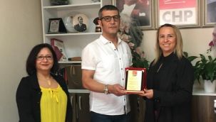 CHP Bayraklı'dan Uzman Sosyolog Terapist Kürşat Şahin Yıldırımer’e teşekkür plaketi