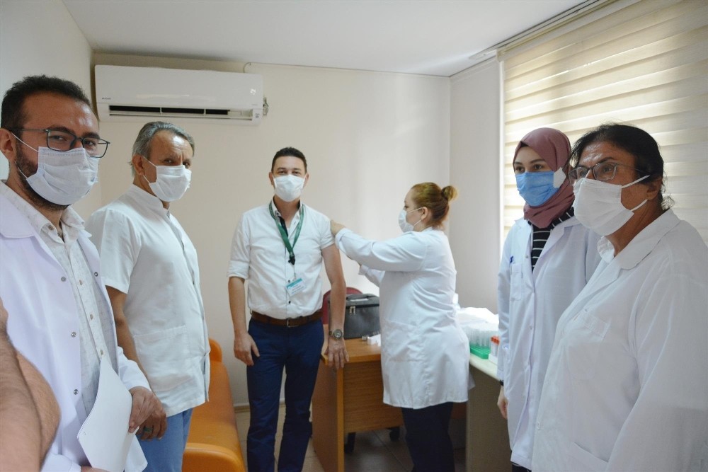 Çin'den getirilen Covid-19 aşısı İzmir'de uygulanmaya başlandı
