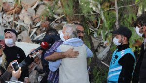 Çocuklarıyla enkaz altında kalan karısının sesini duyan kocadan büyük sevinç
