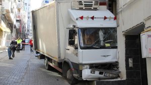 Freni boşalan kamyon doğalgaz borusuna çarptı, faciadan dönüldü