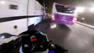 İki otobüs arasında sıkışan motosikletli yürekleri ağza getirdi!