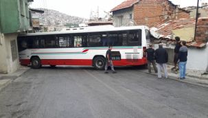 İzmir'de kontrolden çıkan belediye otobüsü evlere çarptı: 6 yaralı