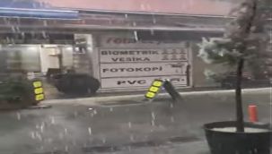 İzmir'de kuvvetli yağışa teslim oldu!
