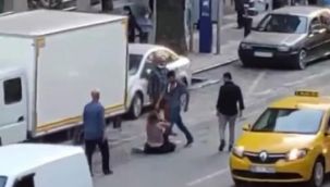 İzmir'de utanç veren görüntüler: Sokak ortasında şiddete tepkisiz kaldılar!
