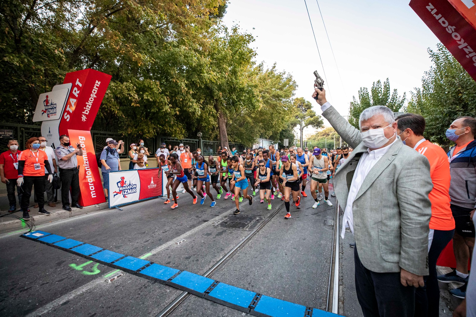 İzmir’in ilk uluslararası maratonu kentte coşku yarattı: Maraton İzmir koşuldu