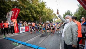 İzmir’in ilk uluslararası maratonu kentte coşku yarattı: Maraton İzmir koşuldu
