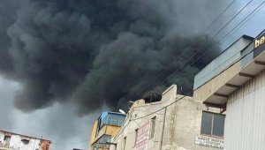 İzmir Karabağlarda polyester üretilen iş yerinde büyük yangın!