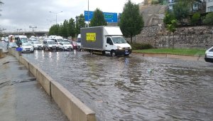İzmir yağışa hazırlıksız yakalandı: Yollar göle döndü