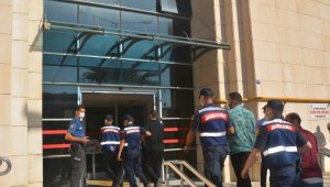 İzmir'de 2 milyon 500 bin TL'yi zimmetine geçirdiği iddia edilen şüphelilere gözaltı