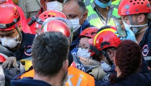 İzmir'de 23 saat sonra enkaz altında 5 kişilik aileden 4'ü çıkarıldı