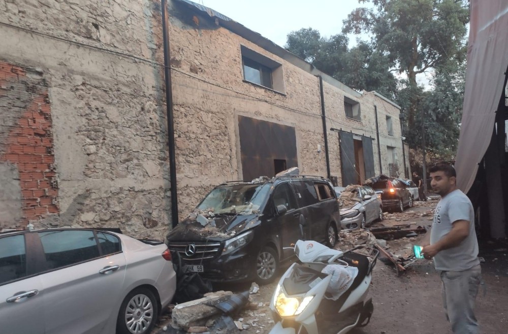 İzmir'de 5 araç çöken duvarın altında kaldı
