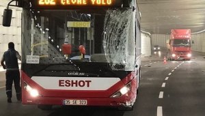İzmir'de Belediye otobüsü kaza yaptı: Şoför yaralandı!