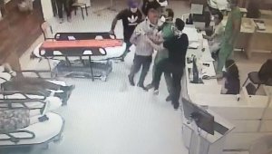 İzmir'de doktora şiddet: O anlar güvenlik kamerasına yansıdı