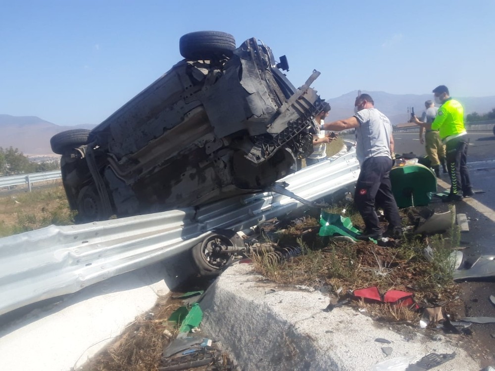 İzmir'de feci kaza: 1 ölü, 4 yaralı