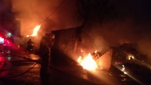 İzmir'de hurdalık alanda korkutan yangın
