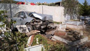 İzmir'de ilginç kaza: Aracıyla mezarlığa uçtu, 6 mezar zarar gördü