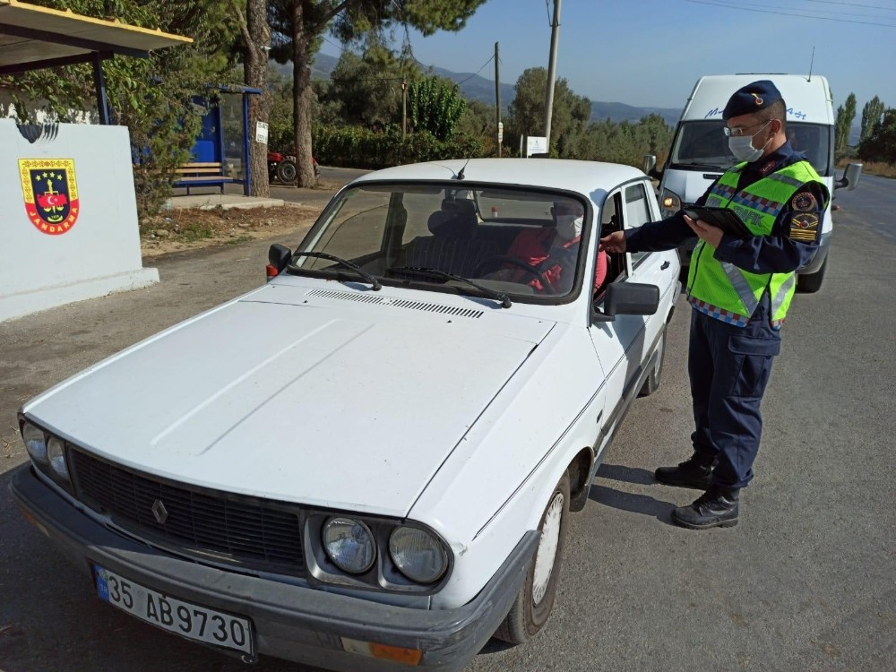 İzmir'de jandarma ekiplerinden kapsamlı emniyet kemeri denetimi