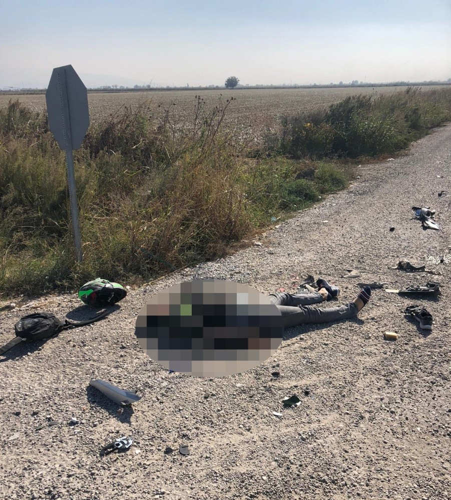 İzmir'de kamyona çarpan motosikletli sürücü hayatını kaybetti