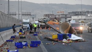 İzmir'de kamyonet kaza yaptı; kasasındaki sebze ve meyveler yola saçıldı