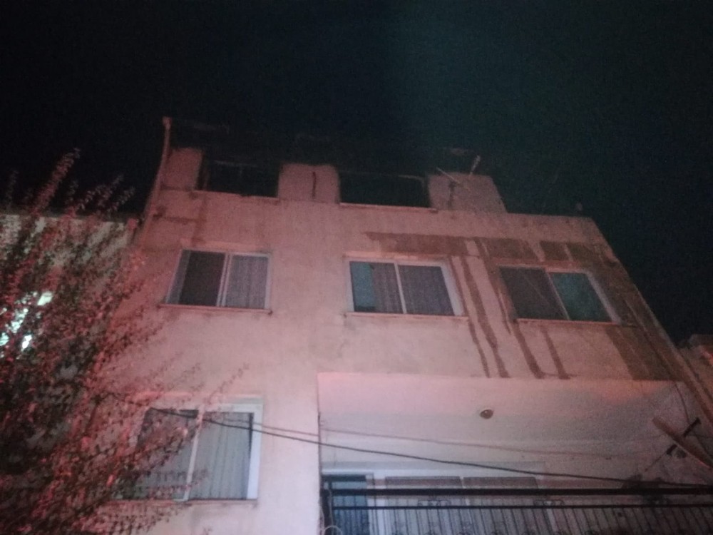 İzmir'de korkutan ev yangını: İtfaiye eri dumandan etkilendi