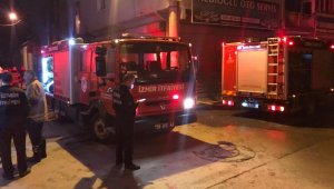 İzmir'de nargile közünden çıkan yangın çatıyı kullanılmaz hale getirdi