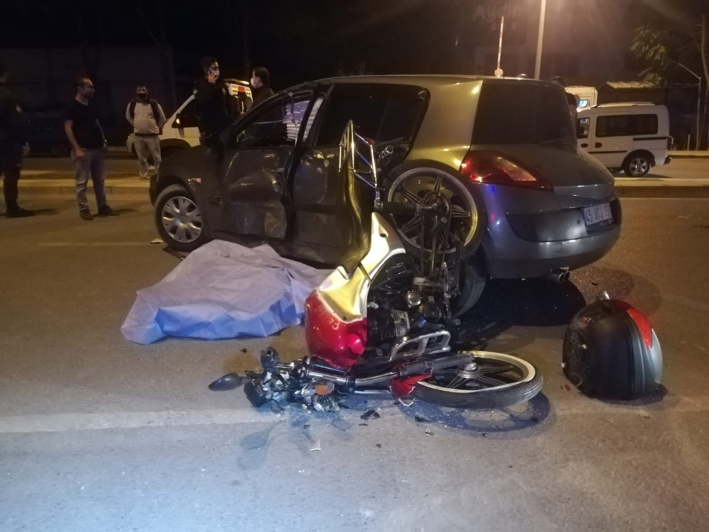 İzmir'de otomobil ile motosiklet çarpıştı: 1 ölü, 1 yaralı