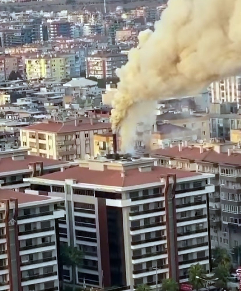 İzmir'de restoranın ızgarasından çıkan yangın paniğe neden oldu