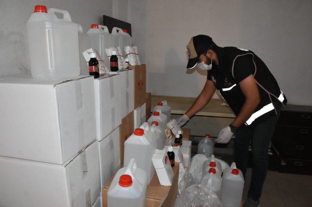 İzmir'de sahte alkol satışlarında kilit isim yakalandı