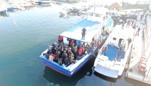 İzmir'de yurt dışına geçmeye çalışan tekneye baskın: Çok sayıda kişi yakalandı