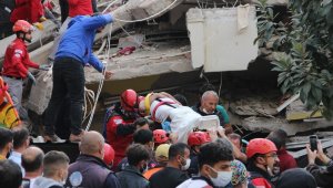 İzmir'deki enkazdan bir kişi daha kurtarıldı