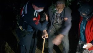 Jandarma kaybolan yaşlı adamı hendek içerisine düşmüş halde buldu
