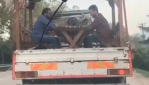 Kamyonet kasasında tavla oynamak pahalıya patladı