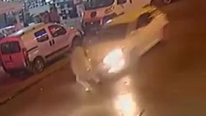 Karşıya geçmeye çalışırken otomobil çarpan kadın metrelerce sürüklendi!