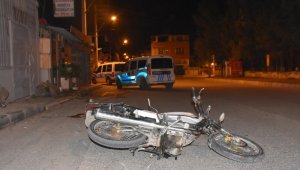 Motosikletlerine mazot alıp kaçan şahıslar kaza yaptı: 2 yaralı