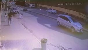 Motosikletli çocuk yayalara çarpıp kaçtı!