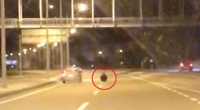 Otoyolda yol ortasına oturan kadın ölüme davetiye çıkardı