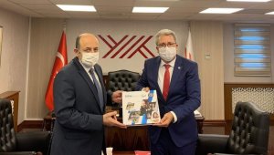 Rektör Budak'tan YÖK Başkanı Saraç'a "Ege'de Değişimin Üç Yılı" kitabı