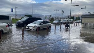 Sağanak yağış İzmir'i kötü etkiledi: Yarım saatte çoğu yer göle döndü