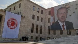 TBMM tarihinde bir ilk: Şeref Kapısı'na dev Erdoğan posteri!