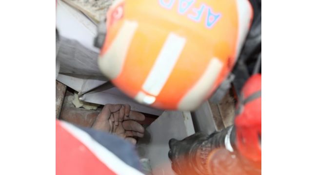 Ayda bebeğin enkaz altındaki kritik anları böyle görüntülendi