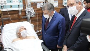 Bakan Koca enkazdan kurtarılan yaşlı adamı ziyaret etti