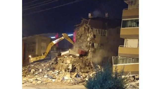 Barış Sitesi'ndeki bir apartmanın dozerle yıkılış anı kamerada