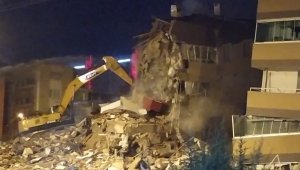 Barış Sitesi'ndeki bir apartmanın dozerle yıkılış anı kamerada