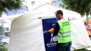 Bayraklı Belediyesi'nden çadırlara dezenfekte işlemi