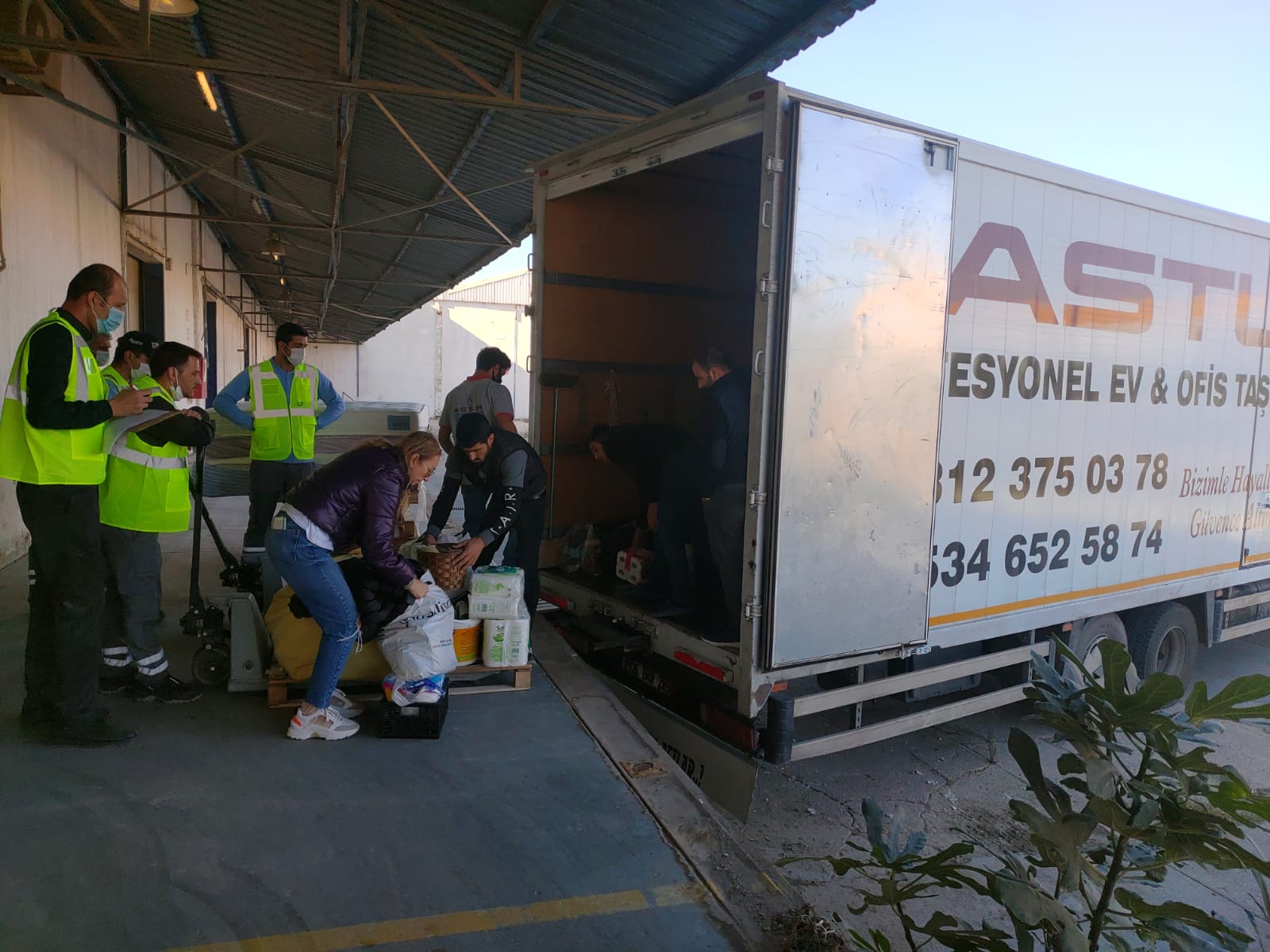 Büyükşehir'den depremzedelere eşya deposu
