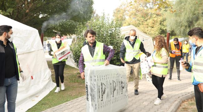 Büyükşehir depremzedelere gelen yardımlar dağıtıyor