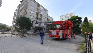 Büyükşehir ekipleri yıkılacak binalarda mahsur kalmış can dostlar için son kontrolleri yapıyor
