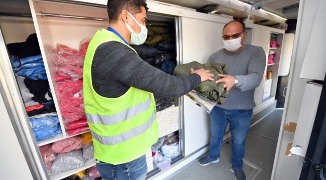 Büyükşehir’in giyim otobüsü depremzedelerin hizmetinde